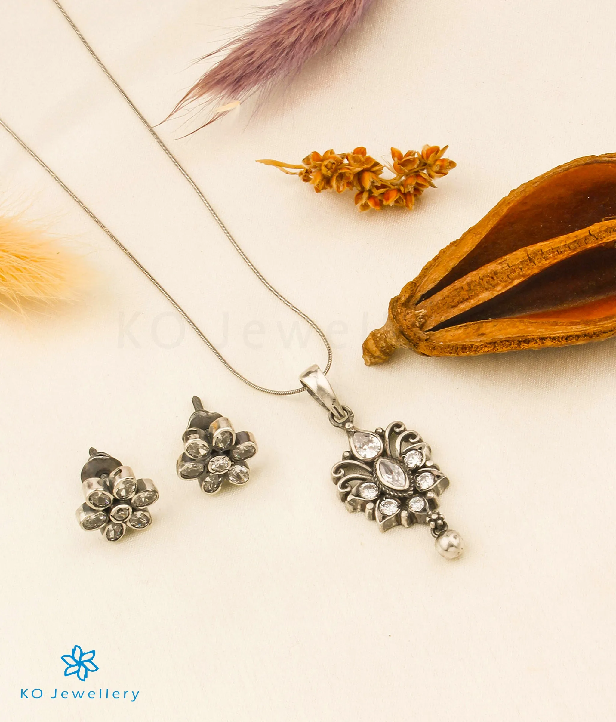 The Advika Silver Kemp Pendant Set